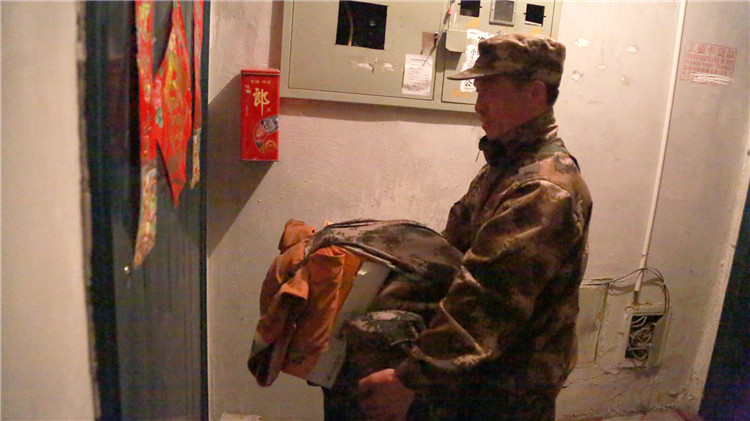 克一河林業(yè)局援外撲火將士凱旋 (3).JPG