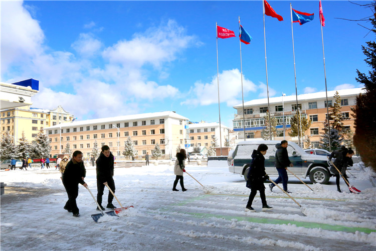4月4日，在防火期緊要時間綽爾林業局迎來降雪，林業局干部職工紛紛拿起除雪工具，清除街道局址周邊的積雪，確保居民安全出行（孫書程）.jpg