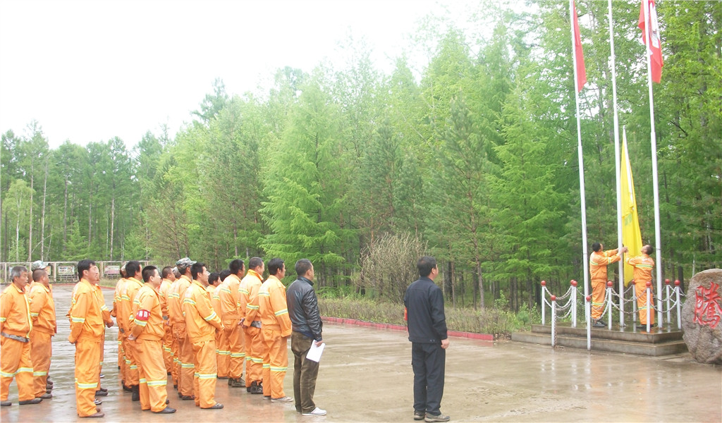 滿歸北岸林場舉行“安全生產月”升旗儀式.jpg
