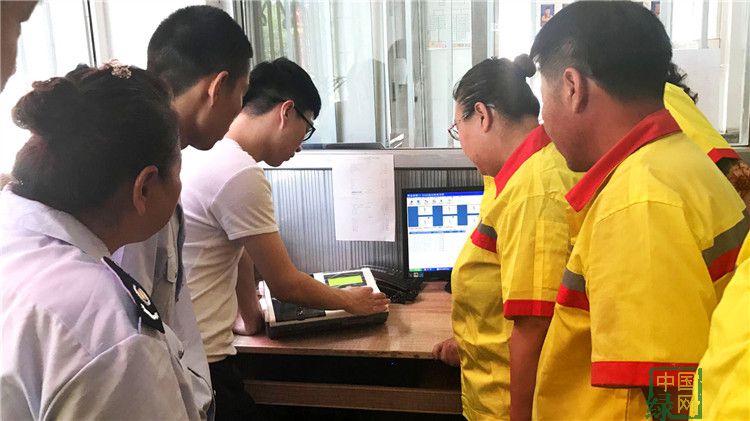 興安石油公司龍源加油站開展稅控收款機改造活動.jpg