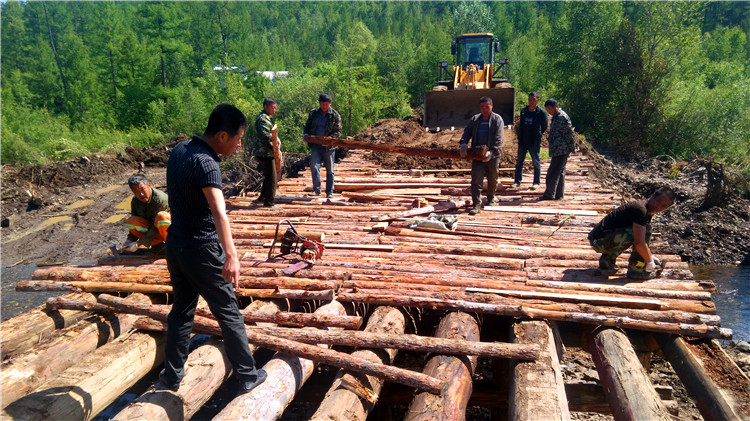 阿龍山林業局修復公路保防火安全_副本.jpg