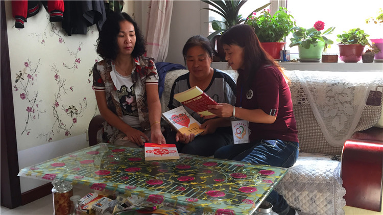 兩支志愿服務(wù)隊(duì)分別開展活動1_副本.jpg