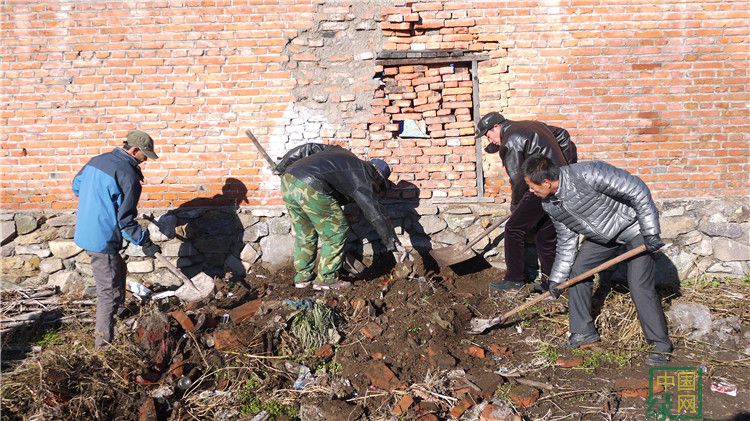 阿龍山林業局貯木場組織職工清理垃圾.JPG