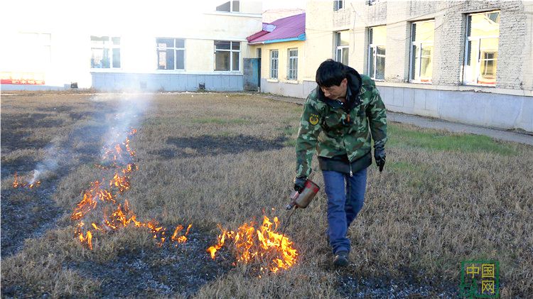 阿龍山局貯木場組織黨員清理雜草.JPG