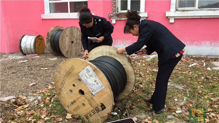 烏爾旗漢林業局森防站對調入的電纜盤進行檢疫復檢.jpg