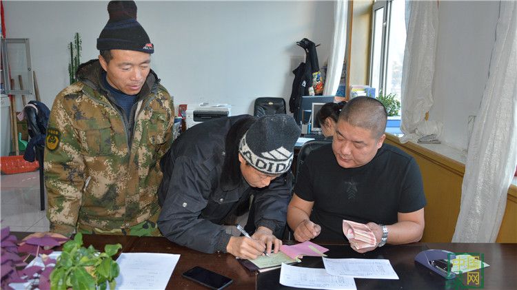 克一河林業局防火防汛處工會為困難職工發放金秋助學金 (3).JPG