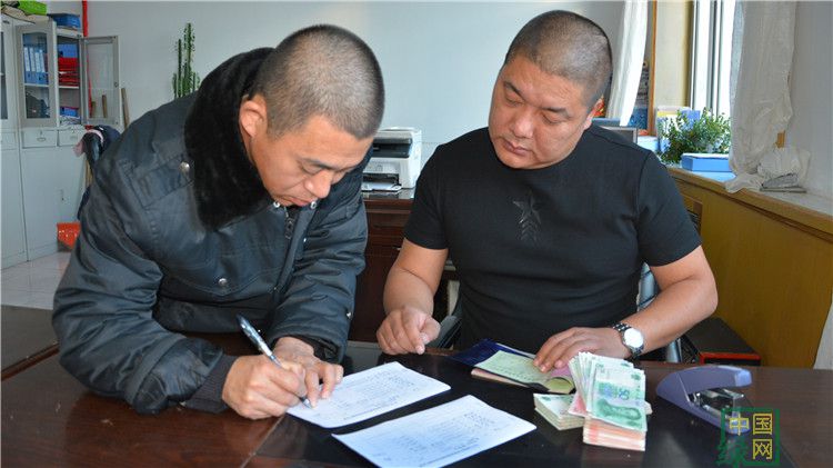 克一河林業局防火防汛處工會為困難職工發放金秋助學金 (2).JPG