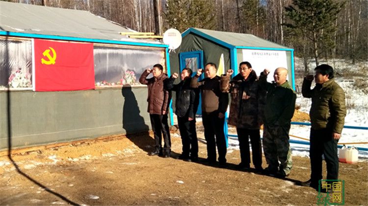 莫爾道嘎林業(yè)局安格林林場送十九大精神進工隊.jpg