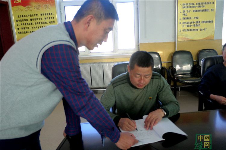 阿龍山林業局貯木場組織職工簽訂拒絕邪教承諾卡.JPG