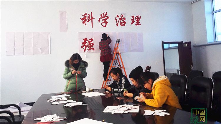 阿龍山林業(yè)局森防站懸掛林業(yè)有害生物方針.jpg