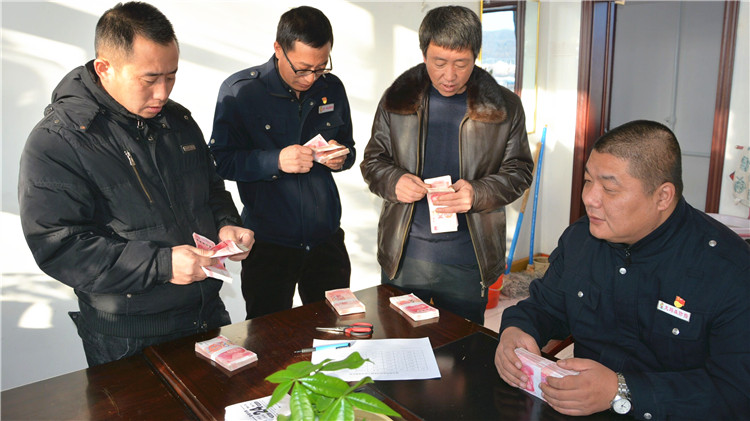 克一河林業(yè)局防火防汛處扶持困難職工發(fā)展家庭經(jīng)濟(jì) (3).jpg