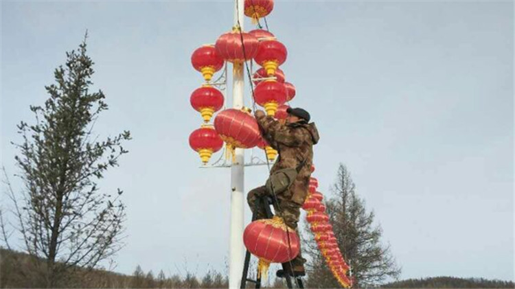 阿里河林業(yè)局電訊處為景區(qū)維修燈籠線路1.jpg