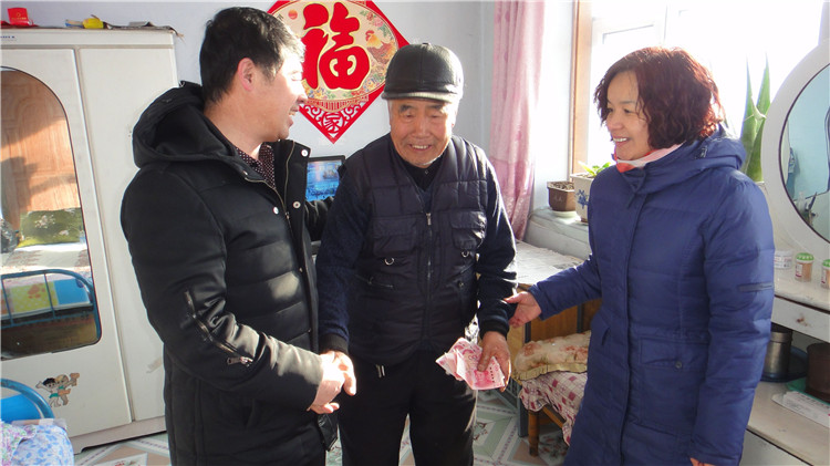 滿歸高地林場開展節前慰問老黨員活動.jpg