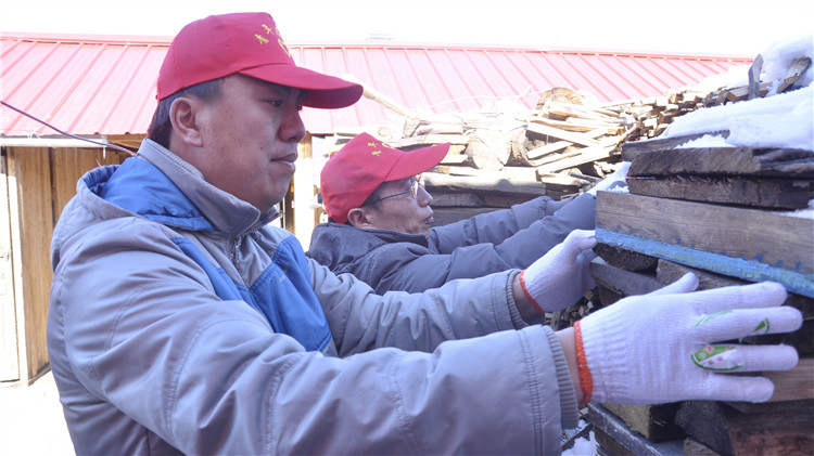 圖里河林業技工學校團總支組織開展“送愛心、送溫暖”志愿服務活動.jpg