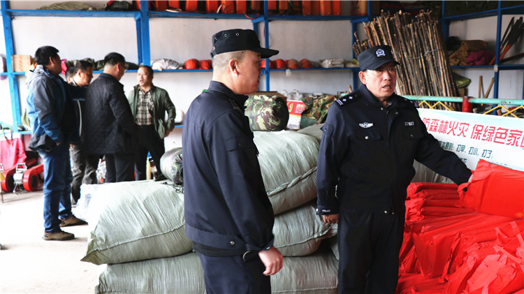 滿歸森林公安局第二派出所對(duì)轄區(qū)單位防火備品、機(jī)具進(jìn)行檢查.JPG