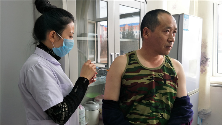 綽源局森防站組織職工接種森林腦炎疫苗.jpg