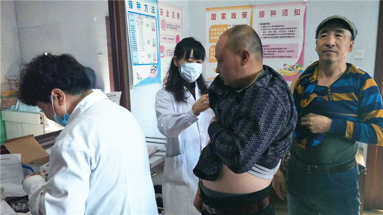 滿歸林業局孟庫林場組織職工接種森林腦炎疫苗.jpg