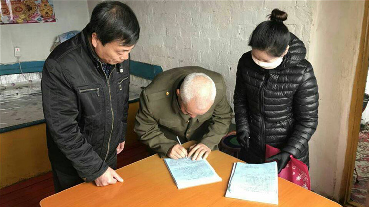 克一河林業局諾敏林場入戶簽訂“十戶聯防聯保”協議 (1).jpg