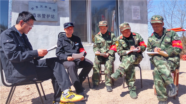 興阿林場(chǎng)黨支部積極提升防火卡站值班人員綜合素質(zhì).jpg