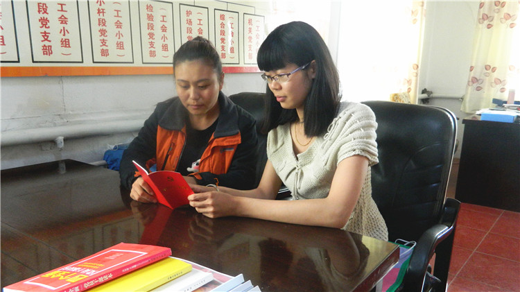 克一河林業(yè)局庫亞林場組織積極分子學(xué)習(xí)新《黨章》.JPG