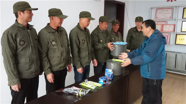 金河林業(yè)局電訊管理處工會(huì)為職工送防火裝備.jpg