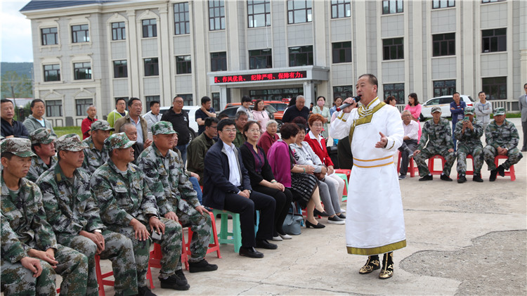 得耳布爾霞光藝術團慰問演出走進防火處 (3)_副本.jpg