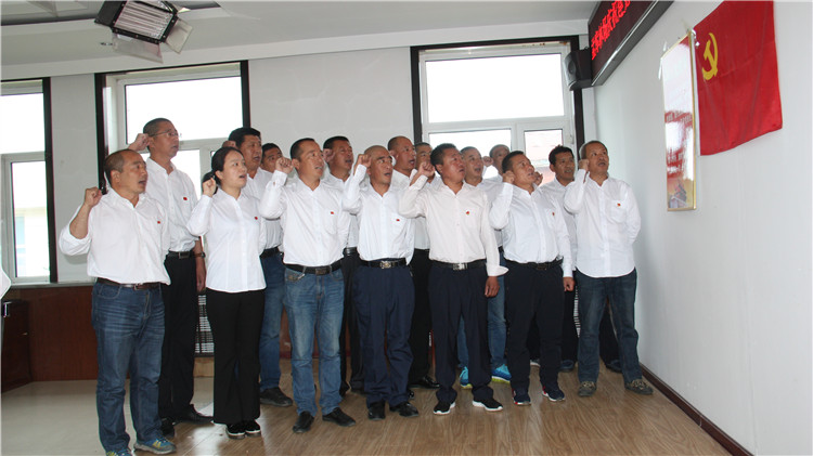 滿歸局孟庫林場舉辦慶祝建黨97周年“不忘初心揚帆起，牢記使命黨旗紅”新黨員入黨宣誓、老黨員重溫入黨誓詞主題黨日（馮紅紅）_副本.jpg