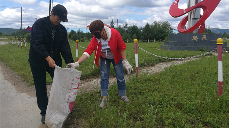 庫都爾林業局小九亞貯木場開展公路沿線環境綜合治理專項活動_副本.jpg