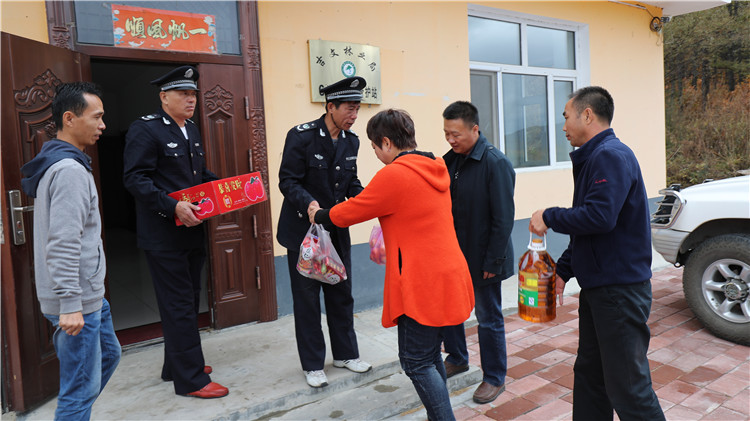 吉文林業(yè)局資源管護處仲秋節(jié)慰問管護員_副本.jpg