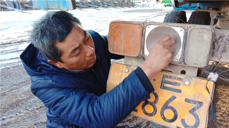 克一河林業(yè)局機械運修處檢修防火運兵車圖片1.jpg