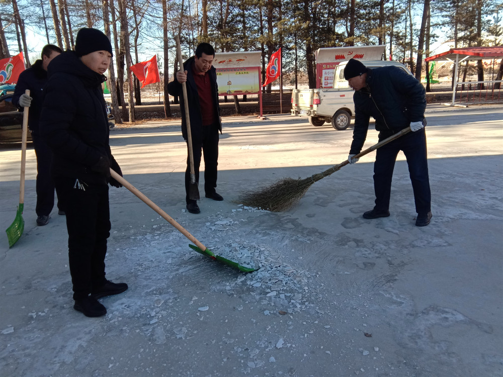 克一河林業局莫冷格林場組織職工清理積雪1.jpg