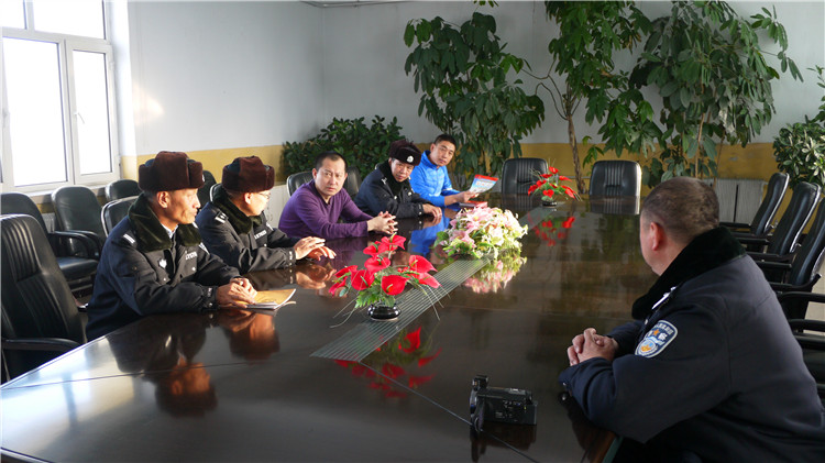 發(fā)放消防宣傳手冊(cè)保消防安全.JPG