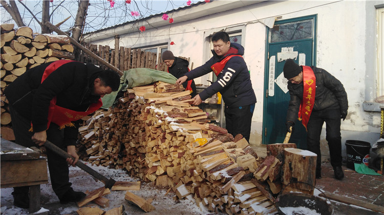 阿里河林業(yè)局興阿林場團(tuán)支部開展青年志愿者服務(wù)活動.jpg