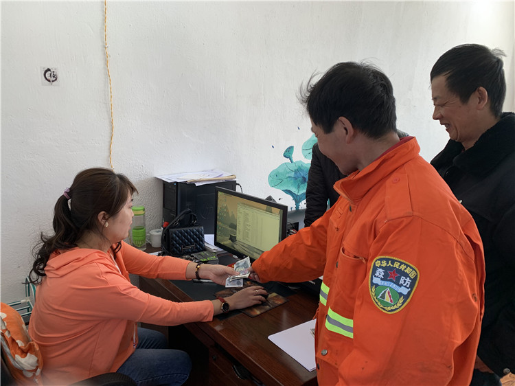 克一河林業局霍都奇林場工會為職工家屬辦理“特病保險”.jpg