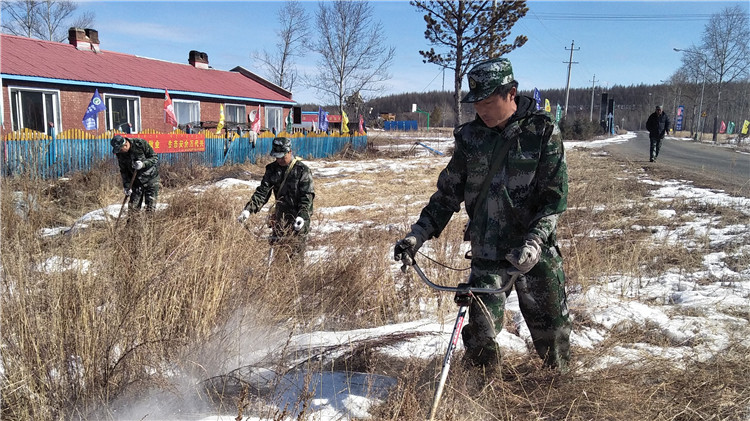 金河林業局嘎拉牙林場清除雜草消除火災隱患.jpg