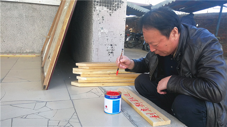 克一河林業局庫亞林場制作臨時標牌 助力春防工作 王樹有 郭如詩攝.jpg