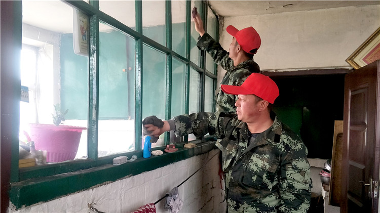 大楊樹林業(yè)局烏魯布鐵林場團支部開展志愿服務活動.jpg