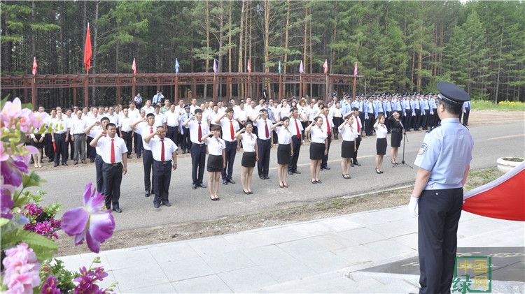 圖里河地區紀念建黨96周年暨“戴黨徽、溫誓詞、踐承諾”主題活動.JPG