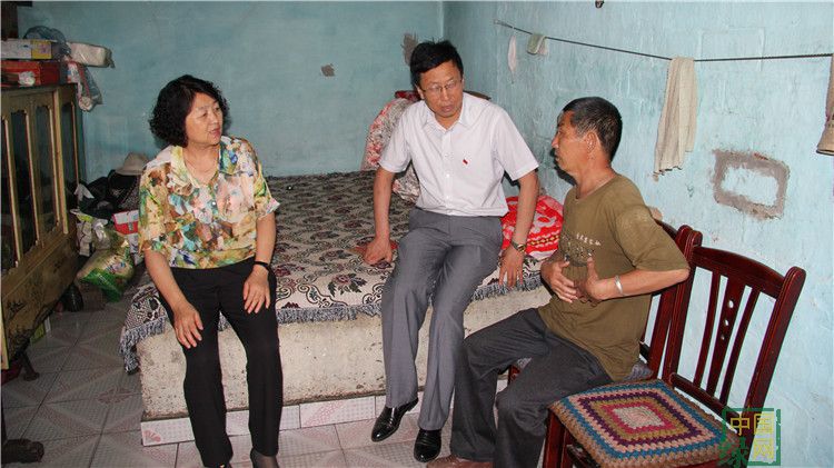 大楊樹局七一慰問困難黨員群眾.JPG