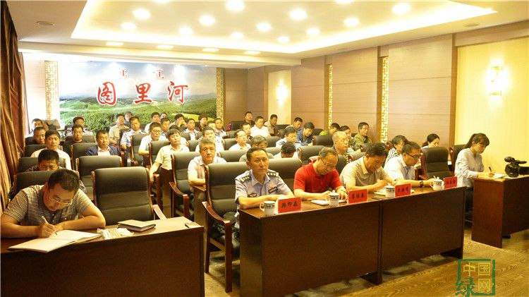 圖里河林業局在分會場收聽收看林區毀林開墾專項整治行動電視電話會議 (2).JPG