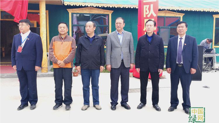 國家林業局森林公園管理辦公室副主任、中國生態文化協會副會長楊連清，內蒙古大興安嶺重點國有林管理局局長閆宏光，呼倫貝爾市政協副主席白愛軍，國有重點林管理局副局長韓錫波及莫爾道嘎林業局主要負責人為安格林森工文化體驗暨工隊風情園揭匾并合影留念.jpg
