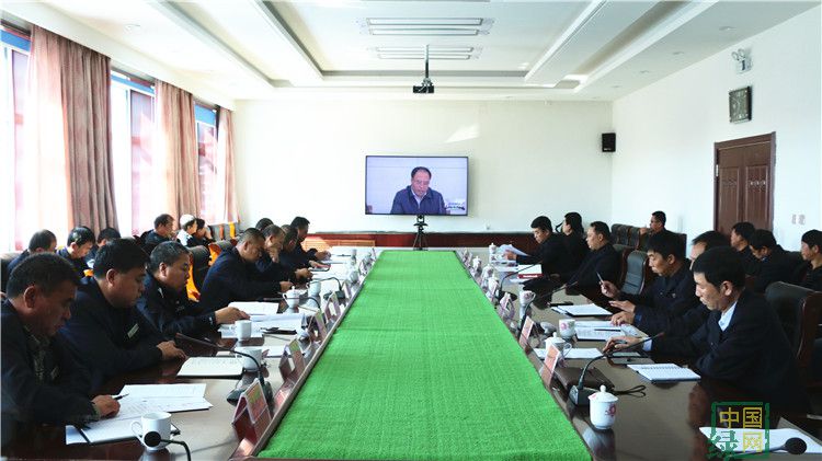 綽源林業(yè)局收看林區(qū)秋季防火視頻會議.JPG
