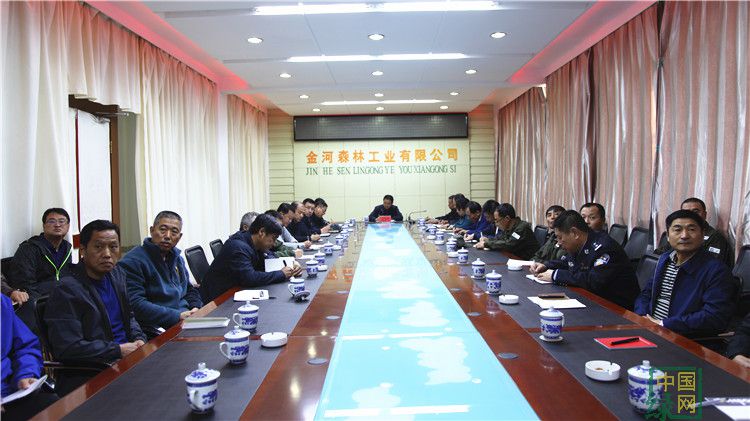 金河林業(yè)局在分會場參加林區(qū)秋季森林防火視頻會議.JPG