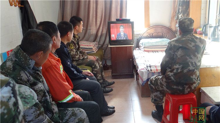 臥羅河林場收聽收看收看十九大開幕式盛況.JPG