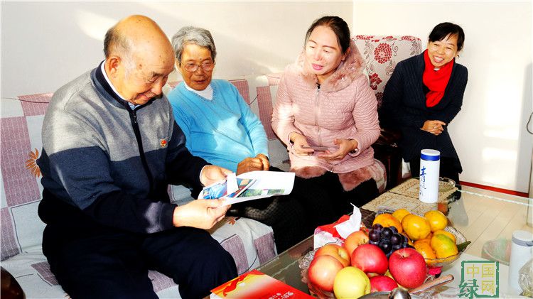 管理局黨委黨的十九大精神選建團第六宣講組走進莫局退休老黨員家中.JPG