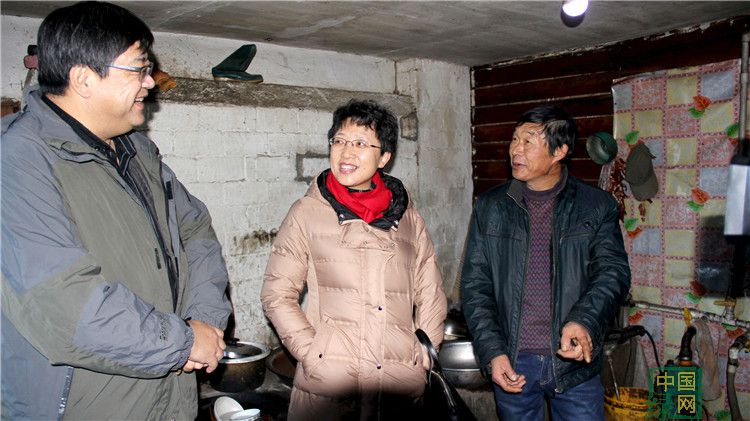 宣講組成員與狐貍養(yǎng)殖戶王青山交流十九大心得.JPG