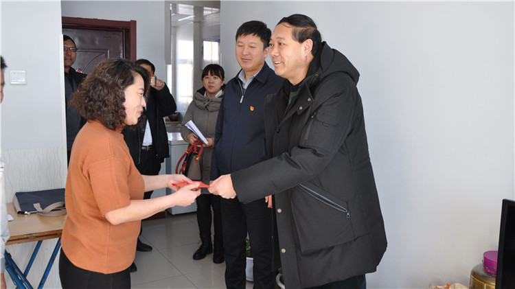 阿爾山林業(yè)局慰問困難女職工.jpg
