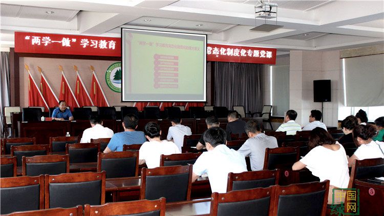 畢拉河林業局召開“兩學一做”學習教育常態化制度化專題黨課.JPG