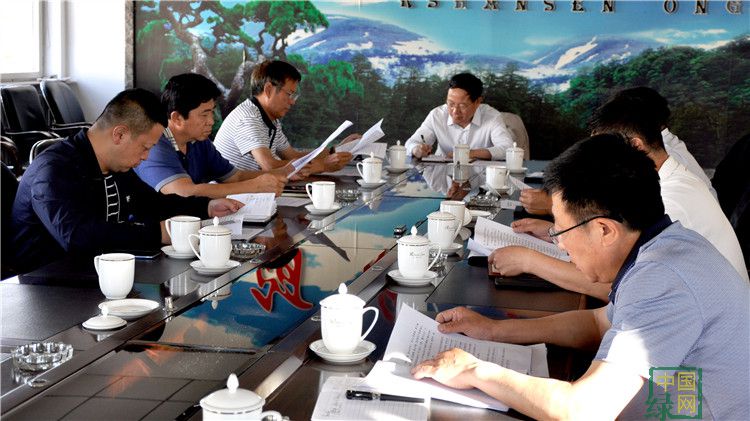 阿爾山林業局黨委召開中心組學習會.jpg