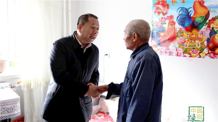 金河林業局在十九大前夕慰問老黨員、老干部.JPG